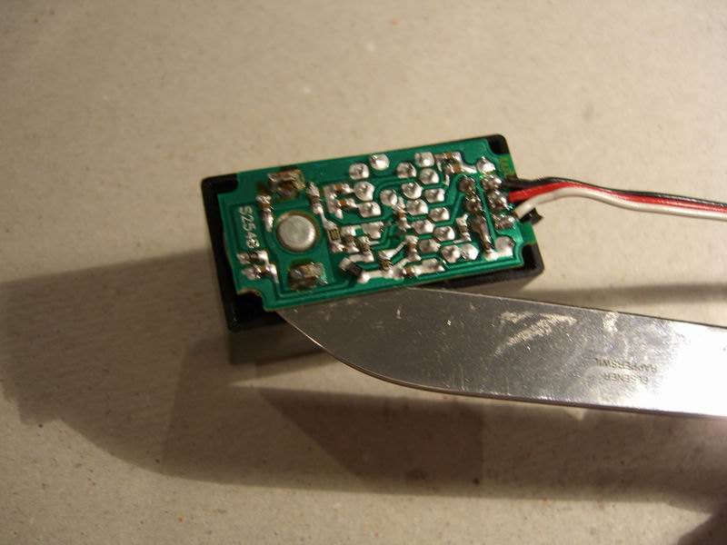Servo Elektronik mit Messer entfernen